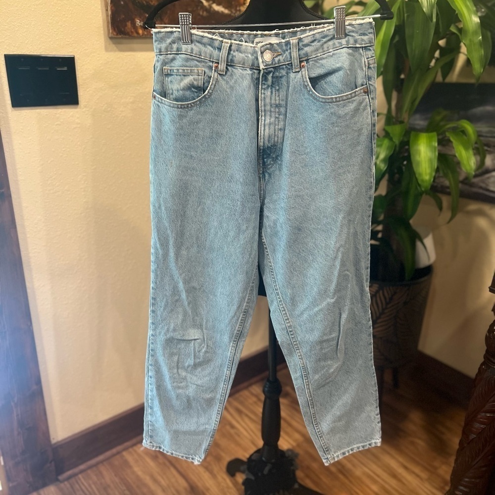 Nice pair of faded Zara jeans size 6 in used condition.